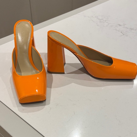 Bottega Veneta Tower 105 Bright Orange Mules in Patent Leather - Picture 2 of 7